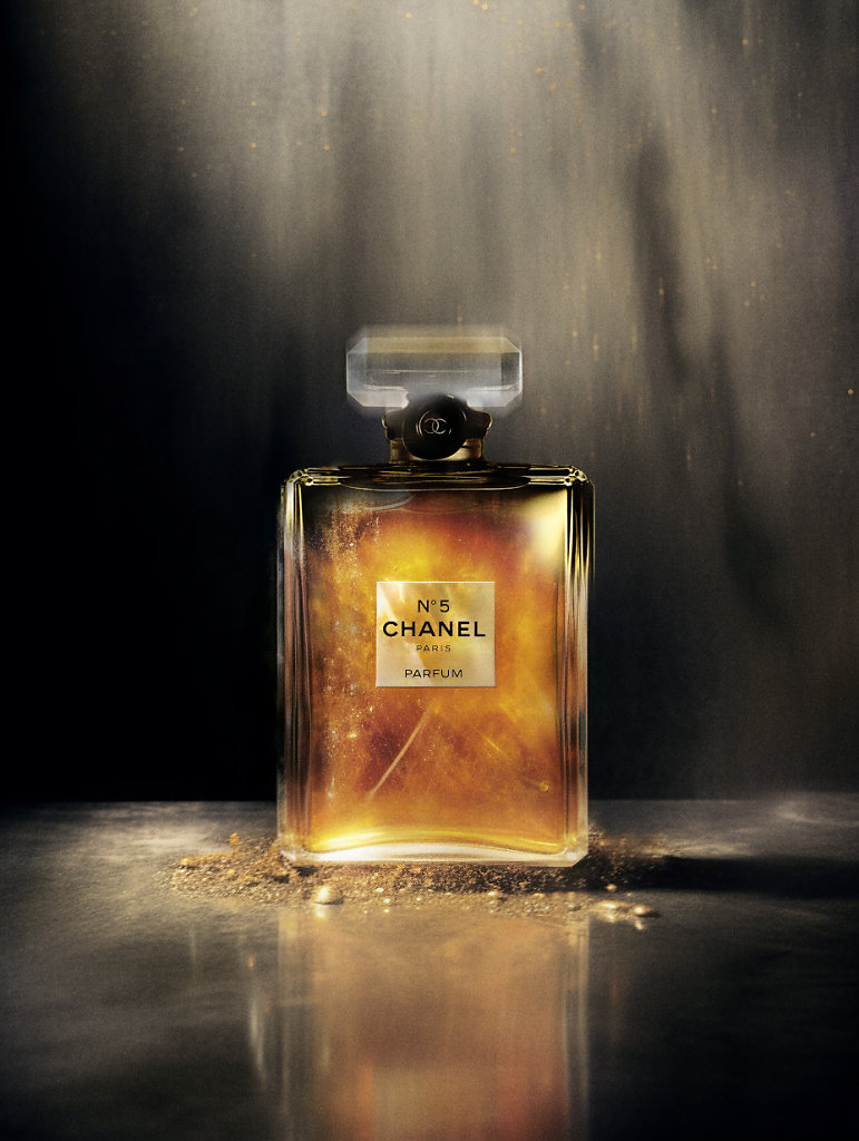 Sasha-M-a-colorfull-photo-of-a-bottle-of-chanel-perfum-ocre-and-10307199-f505-4d8a-b3e2-2448e0ecb0fe-copie.jpg