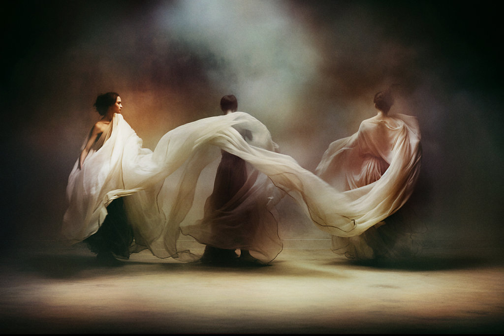 sashadahan-3-man-is-dancing-in-the-middle-of-the-place-dancing-869f8a0d-1032-4826-89da-d0ebb0aea14e-copie.jpg